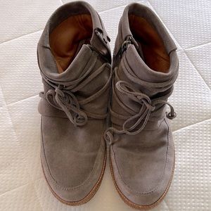 Ugg cute lightweight boots moccasins. Size 8.5. Wore twice.Comfortable.